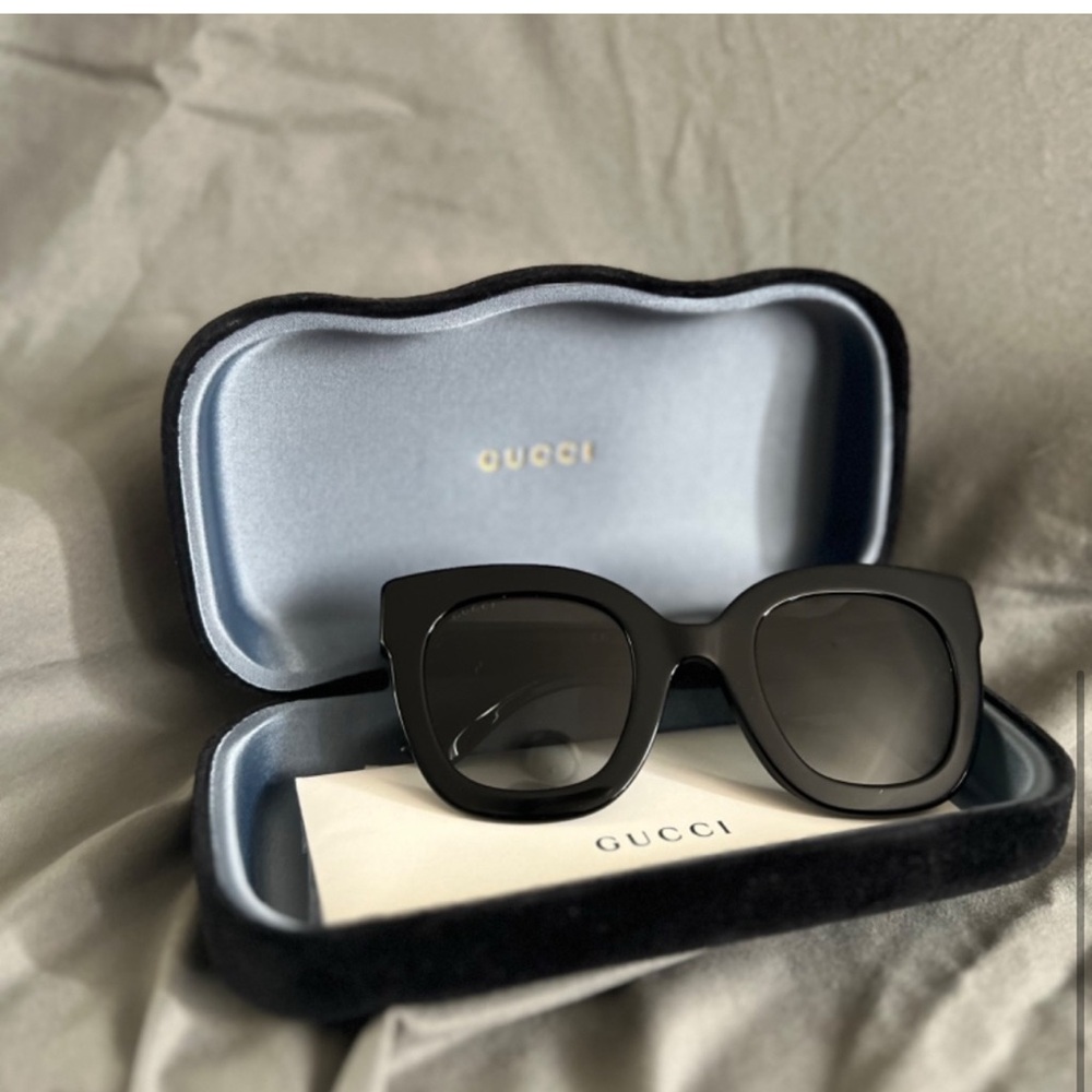 Gucci Black Oversized Sunglasses with Gold Accents - Picture 2 of 4